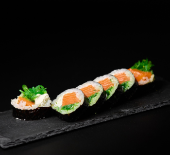 FUTOMAKI - ŁOSOŚ- 6 kawałków